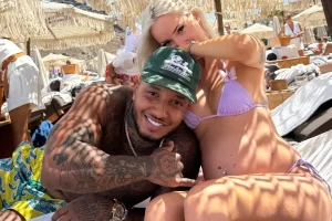 Light: Αγκαλιά με την εγκυμονούσα σύντροφό του στην παραλία