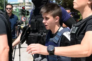 Ειρήνη Μουρτζούκου: Με αποδοκιμασίες έφυγε για τον Κορυδαλλό μετά την προφυλάκισή της – Την «έβλεπαν» να σκοτώνει παιδιά και νόμιζαν πώς είναι ριάλιτι