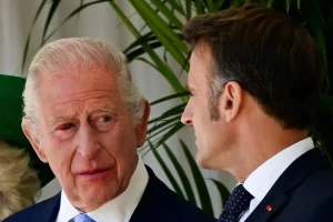 Βασιλιάς Κάρολος: Με κόκκινο μάτι στη συνάντηση με τον Μακρόν