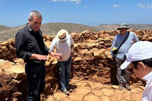 Στο αρχαιολογικό εύρημα στον λόφο Παπούρα ο Χάρης Μαμουλάκης