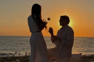 Ο Χρήστος Μανδάς αρραβωνιάστηκε την αγαπημένη του: «Μαζί από τότε που όλα ήταν απλά»