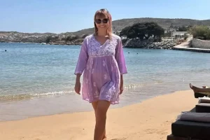 Μάρα Ζαχαρέα: Απολαμβάνει τις διακοπές της στην Πάρο – Οι φωτογραφίες με μαγιό στην παραλία