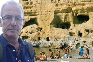 Γιάννης Νικολακάκης: Έτσι έζησα στα Μάταλα, με τα «παιδιά των λουλουδιών»