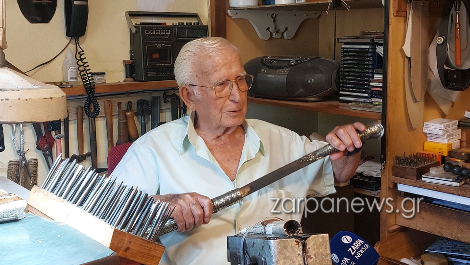 «Αυτό είναι το τελευταίο που φτιάχνω, θέλω να πεθάνω στον πάγκο» – Ο 93χρονος Χανιώτης καλλιτέχνης του κρητικού μαχαιριού διηγείται
