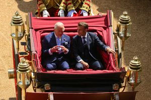 Ο βασιλιάς Κάρολος υποδέχτηκε θερμά τον Εμανουέλ Μακρόν