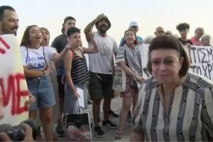 Μονεμβασιά: “Διώξτε τη Μενδώνη” – Έντονες αποδοκιμασίες κατά της υπουργού Πολιτισμού για το τελεφερίκ