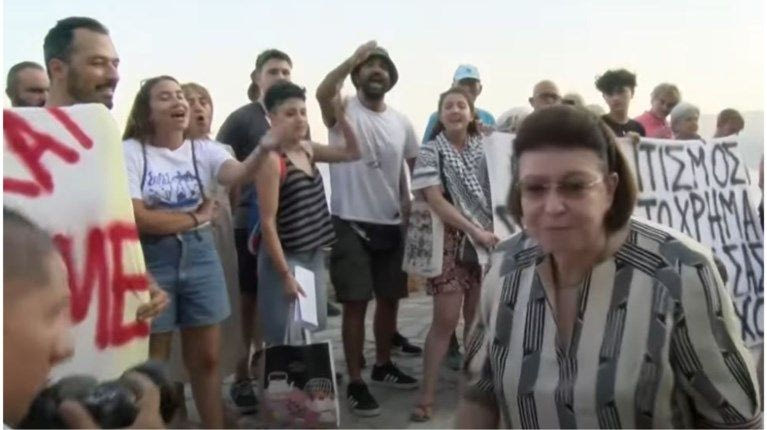 Μονεμβασιά: “Διώξτε τη Μενδώνη” – Έντονες αποδοκιμασίες κατά της υπουργού Πολιτισμού για το τελεφερίκ