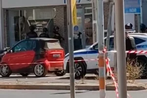 Μενίδι: Η στιγμή της εφόδου των αστυνομικών για τη σύλληψη των ληστών που εγκλώβισε η ιδιοκτήτρια καταστήματος