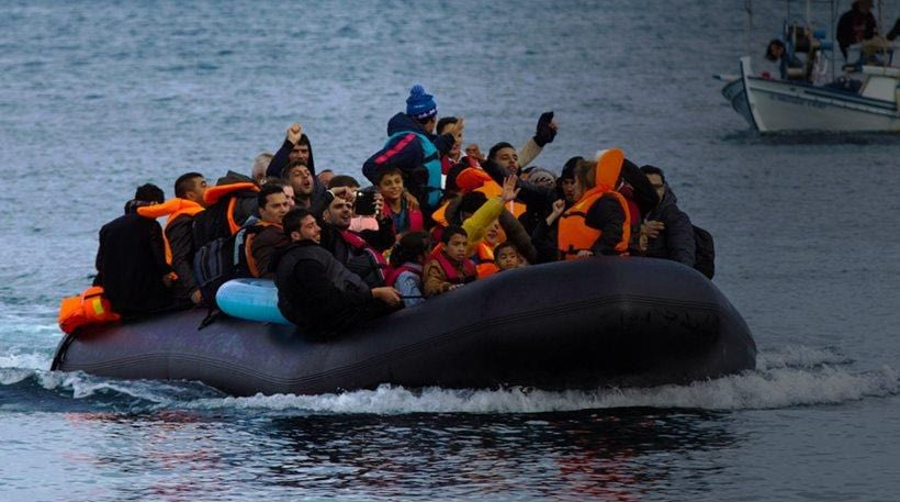 Γάλλος αστυνομικός σκίζει φουσκωτή βάρκα με μετανάστες λίγο πριν διασχίσουν τη Μάγχη (video)