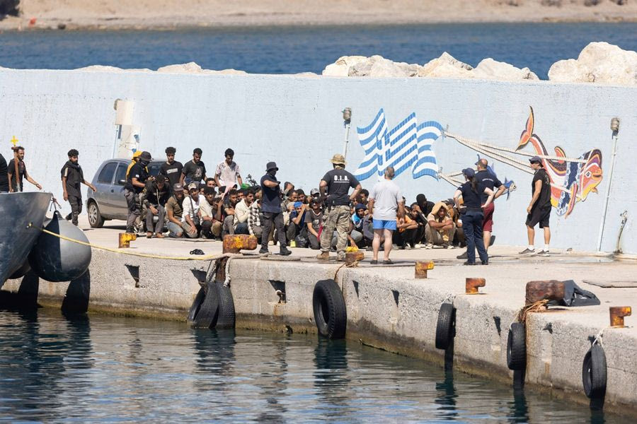 Αλλεπάλληλες συλλήψεις διακινητών για τα κύματα μεταναστών που φτάνουν στην Κρήτη