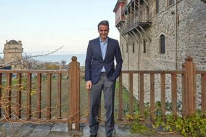 Τρόπους να βγουν από το…μαντρί του ΟΠΕΚΕΠΕ ψάχνουν στο Μαξίμου, με τον Κυριάκο να προσεύχεται στο Άγιον Όρος! Η…μπόχα πνίγει την πολιτική ζωή, με διαλόγους που αποτυπώνουν τη σήψη, τη διαπλοκή και την κατάντια της χώρας!