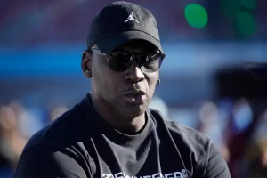 Ο Μάικλ Τζόρνταν απολαμβάνει την Ελλάδα με τη σύζυγό του