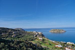 Το γραφικό ψαροχώρι της Κρήτης με φόντο μια νησίδα «κέντρο» του μινωικού πολιτισμού