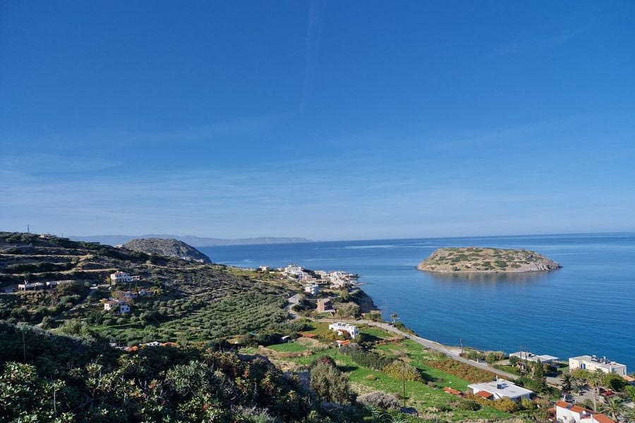 Το γραφικό ψαροχώρι της Κρήτης με φόντο μια νησίδα «κέντρο» του μινωικού πολιτισμού