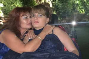 13 χρόνια από την άγρια επίθεση κατά της Μυρτούς στην Πάρο – «Σαν σήμερα ένα τέρας έλιωσε το κεφάλι του παιδιού μου» έγραψε η μητέρα της