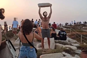 Νάξος: Αντιδράσεις για τουρίστα που σήκωσε αρχαίο μάρμαρο για να φωτογραφηθεί!