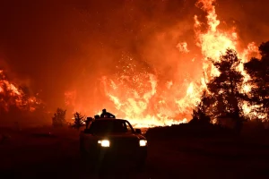Φωτιά στο Ασπροχώρι: Μάχη για να μην περάσουν οι φλόγες σε Συκάμινο και Ωρωπό