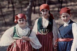 Παιδιά με παραδοσιακές φορεσιές στην Κρήτη