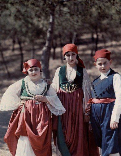 Παιδιά με παραδοσιακές φορεσιές στην Κρήτη