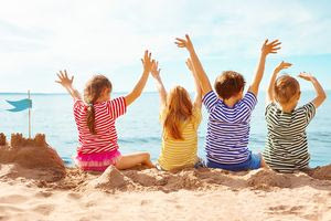 Παιχνίδια παραλίας: Πρωτότυπες ιδέες που συστήνουν στα παιδιά τη χαρά του ελληνικού καλοκαιριού