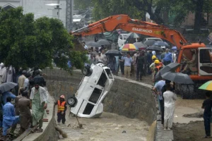 Τρεις νεκροί και 15 αγνοούμενοι μετά από κατολισθήσεις στο Πακιστάν – Τουρίστες πολλά από τα θύματα