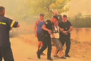 Κάτοικος αρνείται να αποχωρήσει από τη φωτιά στο Κρυονέρι, ο Στέλιος Πέτσας στο σημείο τον καθησυχάζει