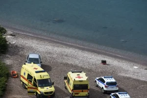 Παλαιό Φάληρο: Το 3χρονο κορίτσι που βρέθηκε νεκρό στην παραλία είχε χτυπήματα στο κεφάλι και στο σώμα – Αναλαμβάνει το Ανθρωποκτονιών