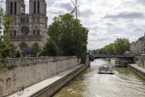 Παρίσι: Ανοίγει ξανά για κολύμβηση ο Σηκουάνας έπειτα από έναν αιώνα απαγόρευσης