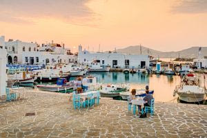 Ελληνίδα τουρίστρια πλήρωσε 17,5 ευρώ τη χωριάτικη σαλάτα στην Πάρο, της χρέωσαν ξεχωριστά το λάδι 2,5 ευρώ – Δείτε βίντεο