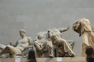 Γλυπτά Παρθενώνα: Λιζ Τρας και άλλοι 33 για «μυστικές διαπραγματεύσεις» του Βρετανικού Μουσείου