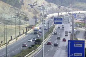 Καραμπόλα με 8 αυτοκίνητα στον Περιφερειακό Θεσσαλονίκης – Πέντε τραυματίες, οι τρεις ανήλικοι