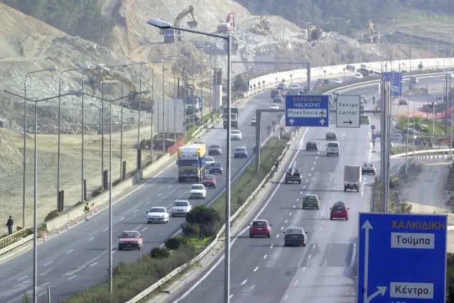 Καραμπόλα με 8 αυτοκίνητα στον Περιφερειακό Θεσσαλονίκης – Πέντε τραυματίες, οι τρεις ανήλικοι