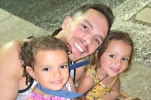 Πετρούνιας: Σαν γοργόνες οι κόρες του στη σχολική τους γιορτή – Η φωτογραφία στην αγκαλιά τους