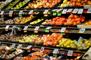 Bloomberg: Πώς η κλιματική αλλαγή εκτοξεύει τις τιμές τροφίμων στο ράφι