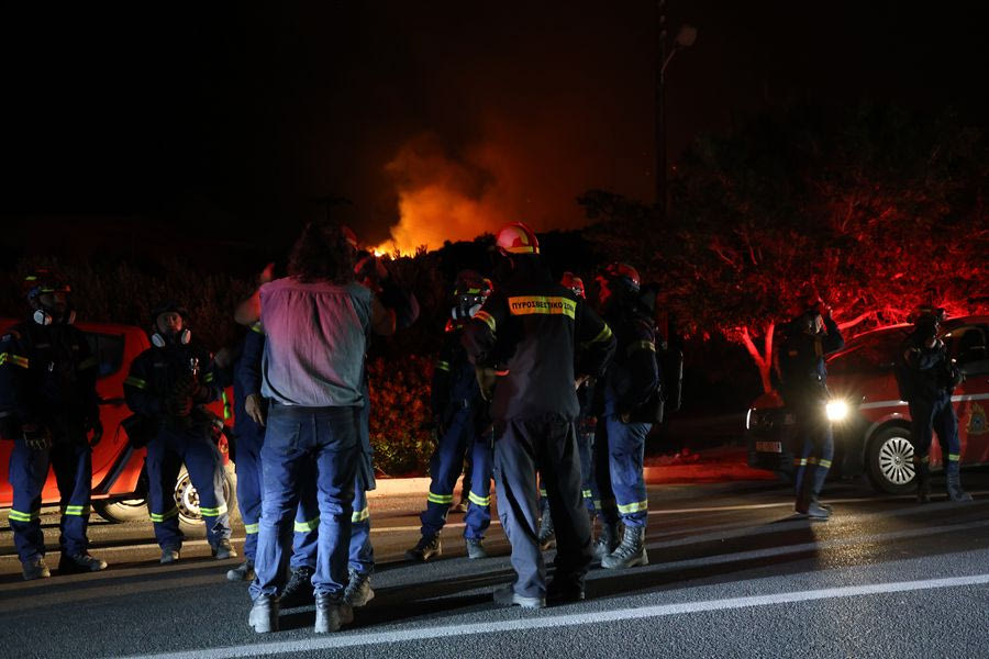 Μαίνεται ανεξέλεγκτη η πυρκαγιά στην Ιεράπετρα – Έπιασαν δουλειά με το πρώτο φως της ημέρας τα εναέρια μέσα