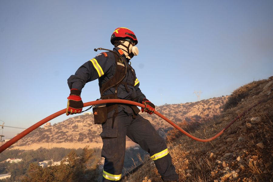 Χωρίς ενεργό μέτωπο η πυρκαγιά στην Ιεράπετρα – Σε επιφυλακή η πυροσβεστική λόγων των ανέμων