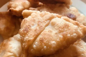 Τηγανητά πιταράκια με φέτα και ανθότυρο