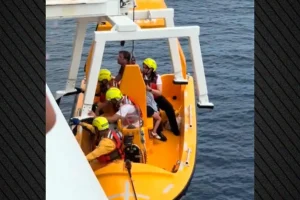 Πατέρας πήδηξε από κρουαζιερόπλοιο της Disney για να σώσει την κόρη του που είχε πέσει στη θάλασσα – Δείτε βίντεο