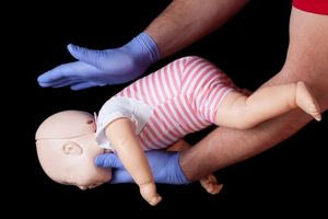 Πνιγμός, κατάποση καυστικού υγρού και ξένων σωμάτων: Τι να κάνετε για να σώσετε το παιδί