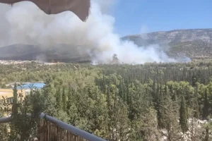 Φωτιά στην Κατεχάκη: Μήνυμα του 112 για ετοιμότητα – Ισχυρές δυνάμεις στο σημείο