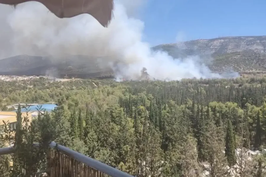 Φωτιά στην Κατεχάκη: Μήνυμα του 112 για ετοιμότητα – Ισχυρές δυνάμεις στο σημείο