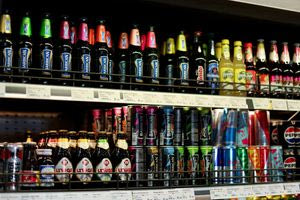 Ο ΠΟΥ πιέζει για αύξηση τιμών κατά 50% μέσω φόρων στη ζάχαρη, το αλκοόλ και τον καπνό