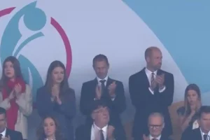 Πρίγκιπας Γουίλιαμ και πριγκίπισσα Σάρλοτ στις κερκίδες για τον τελικό του Euro γυναικών – «Πάμε Λέαινες»