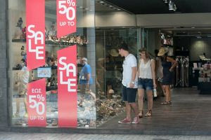 Θερινές εκπτώσεις 2025: Πώς να εντοπίσετε τις μεγάλες προσφορές και τι να προσέχετε