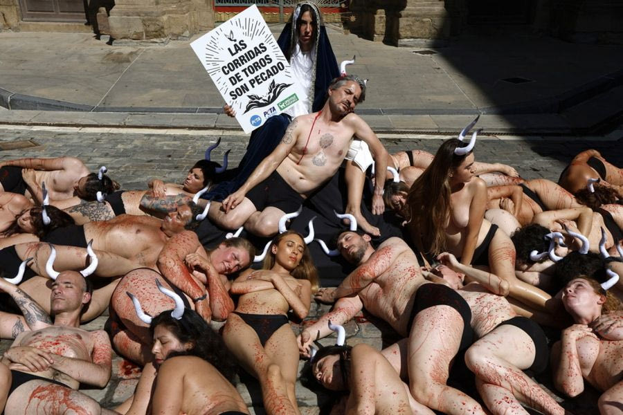 Ισπανία: Ημίγυμνοι ακτιβιστές διαμαρτυρήθηκαν κατά των ταυρομαχιών ενόψει του φεστιβάλ Σαν Φερμί