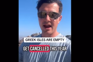 «Είμαι στη Σαντορίνη και επικρατεί νέκρα»: Αμερικανός δημοσιογράφος λέει ότι τα ελληνικά νησιά είναι άδεια φέτος