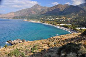 Μια παραλία με ησυχία και σκιά πλάι σε ένα άγνωστο βουνό της Κρήτης