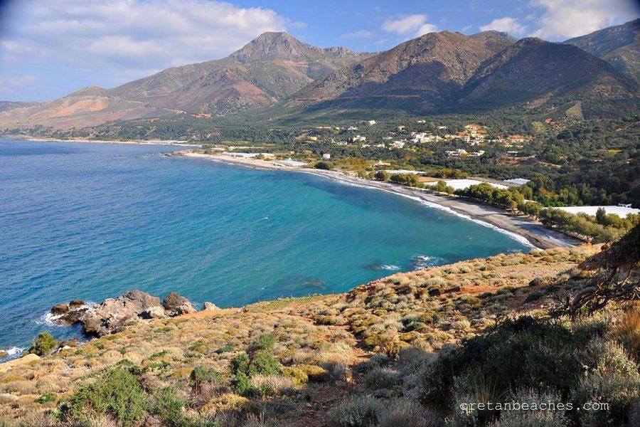 Μια παραλία με ησυχία και σκιά πλάι σε ένα άγνωστο βουνό της Κρήτης