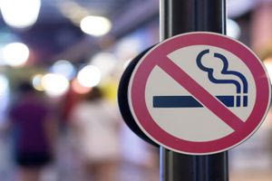 Απαγόρευσαν το κάπνισμα και στις πλαζ στη Γαλλία