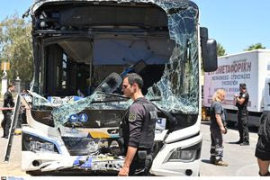 Τροχαίο με λεωφορεία στη Βούλα: Η μαρτυρία του ενός οδηγού – «Ήμουν στη στάση, είχα μόλις ξεκινήσει και άκουσα το μπαμ»